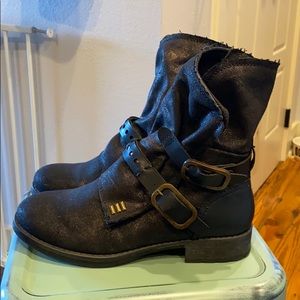 Black slouchy zip boots